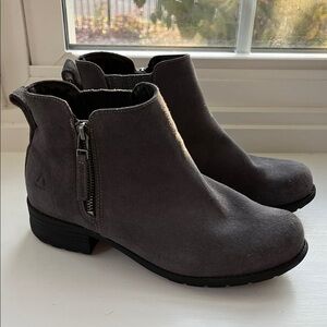 abeo Violeta Gray Suede Booties